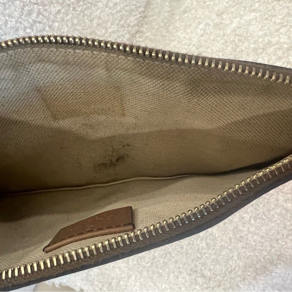 Gucci Brown Embossed 'Made in Italy' Leather Zip Clutch - Picture 4 of 9